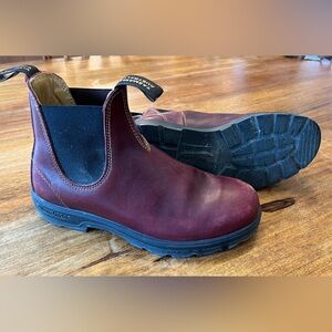 Classic Redwood ladies all leather Blundstone boots.